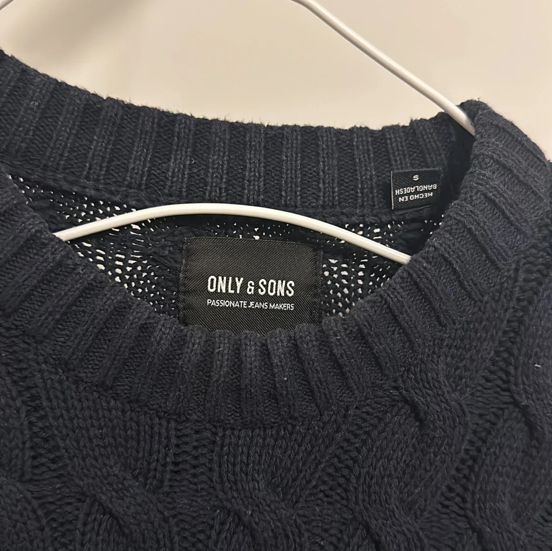 Svart stickad tröja från Only & Sons - 90