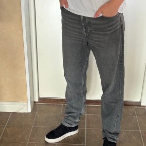 Weekday Jeans - Använda men bra skick. Relaxed fit. Storlek: W31 L32 Benlängd: 105 cm Midja: 42cm 