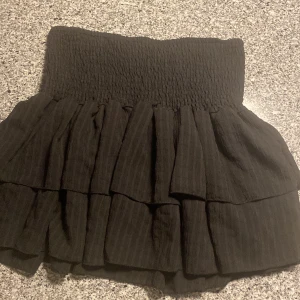 Svart kjol - Svart kjol, smock i midjan. Oandvänd. 