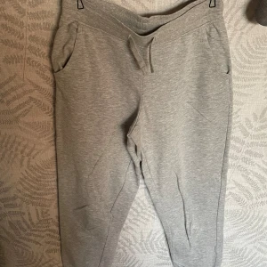 Grå mjukisbyxor - Jag säljer ett par grå mjukisbyxor! De är väldigt bekväma och är inte använda så många gånger. De är i storlek XS.