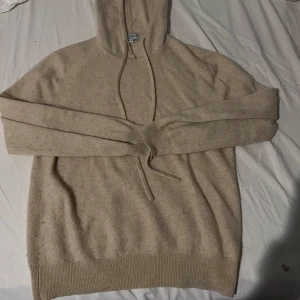 Kashmir hoodie från Rovior! - Storlek M passar även S, 8/10 skick andvänd ett par gånger men inte så sliten pris kan diskuteras, Skriv vid funderingar!
