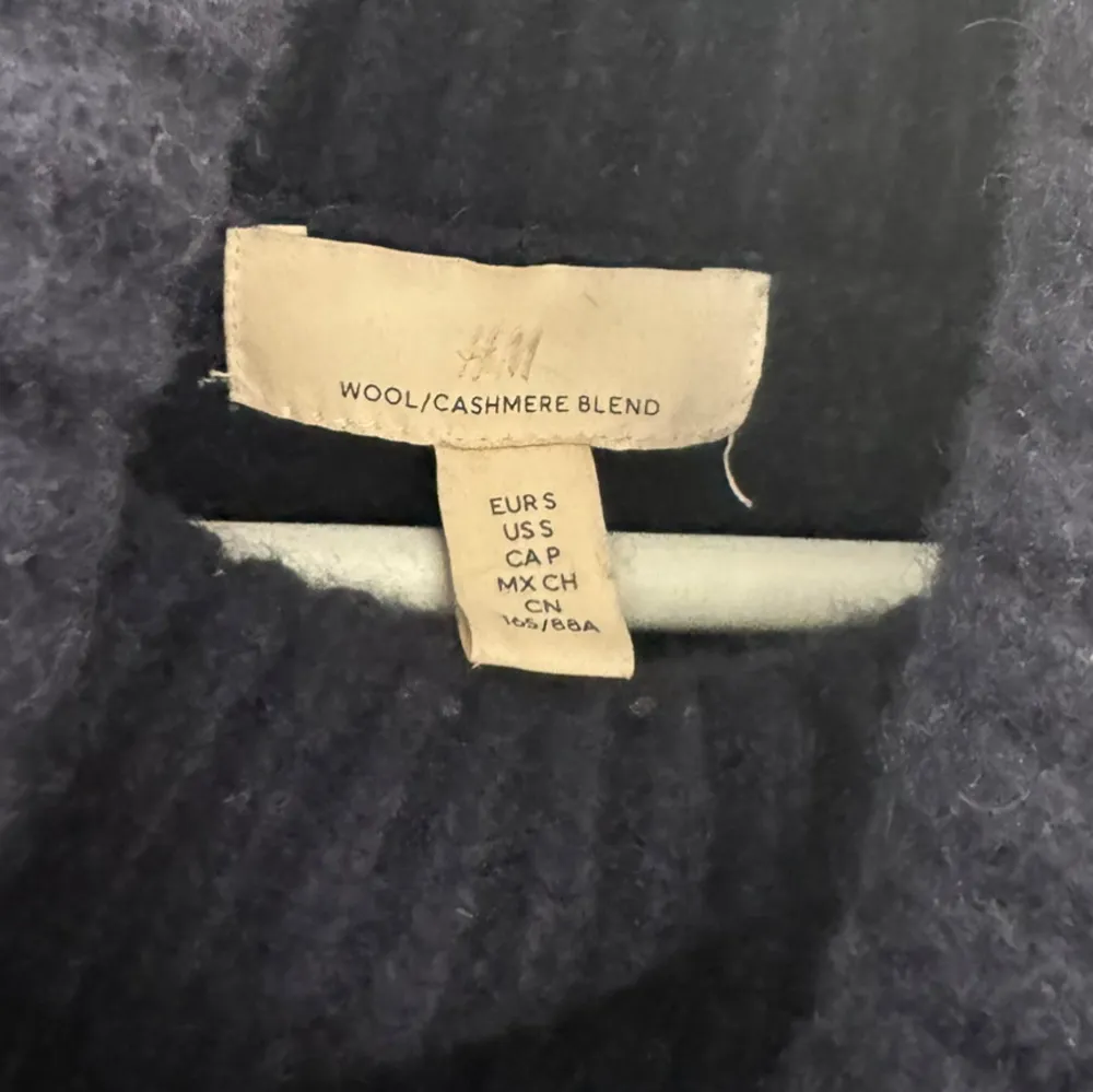 Säljer denna superfina marinblåa cashmere och ull tröjan från H&M exklusive i storlek S. Perfekt till hösten, nypris 1499k . Stickat.