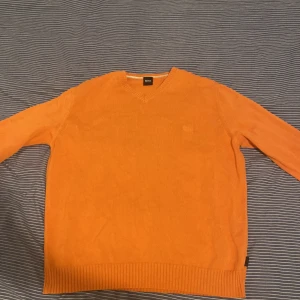 Hugo boss tröja - Säljer då denna tröjan då jag ej andvönder  finns inga skador den är typ helt ny