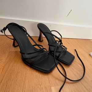 Klackar nakd  - Jättefina klackar från nakd! Har inte fått dom till användning så säljer vidare! Jättebra skick och endast använda en gång!