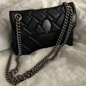 kurt geiger väska ✨ - säljer min kurt geiger väska då jag har köpt en annan väska💗 Nyskick och så fin väska!! Pris kan diskuteras, och sänkas vid snabb affär!! Första bilden är lånad, resten är mina egna!