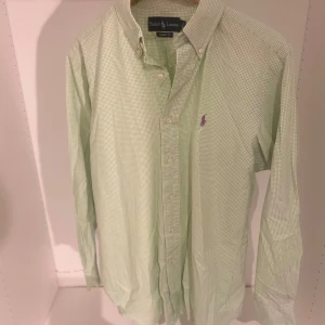 Ralph Lauren skjorta  - Hej! Säljer nu min skjorta från märket polo Ralph Lauren, storlek 32/33 motsvarar M fint skick, tveka inte på att höra av dig om du har frågor eller funderingar kring skjortan!