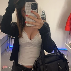 Vitt linne  - Vitt linne, använd några gånger, säljer eftersom ja rensar min garderob 💓