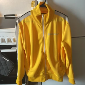 Palm Angels kofta - Gul Palm Angels kofta, den är i nytt skick, köpt från kicks and stuff i Göteborg, är i storlek M, äkta såklart  