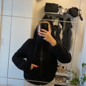 Svart teddyjacka  - Storlek S Dragkedja  Två fickor framtill Knappt använd (nyskick)