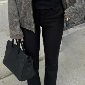 Kostymbyxor - Ett par kostymbyxor från bikbok i mid waist🖤 Är i bra skick, nypris 499🖤