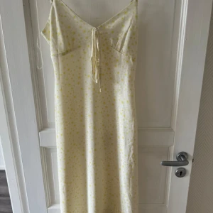 Blommig klänning  - Gul blommig klänning i midimodell!💛 använd 1 gång 