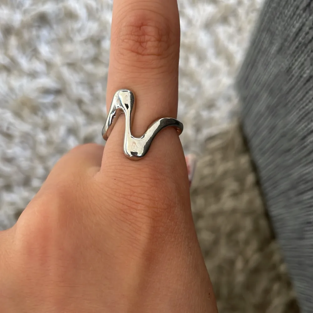 Säljer ett set med fyra unika silverringar. Varje ring har en egen cool design, från vågiga former till minimalistiska öppna stilar. Perfekta för att mixa och matcha till olika outfits. De är i nyskick💗 alla för 145!. Accessoarer.