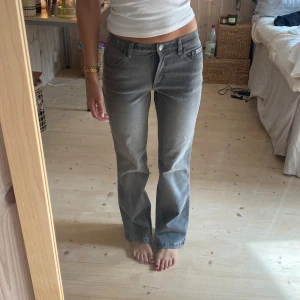 Jeans - SUPERSNYGGA verkligen!! Midjemått:36(väldigt stretchiga) Innerbenslängden: 80