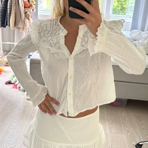 Blus med volanger - Otroligt fin blus med volanger från H&M som är i storlek 38. Passar XS-M. Den har tecken pa användning men är i bra skick! 