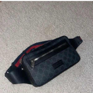 Gucci belt bag - Säljer min Gucci väska då den inte kommer till användning länge. Nyskick utan några skador. PM för fler bilder eller frågor. Pris går att diskutera. 