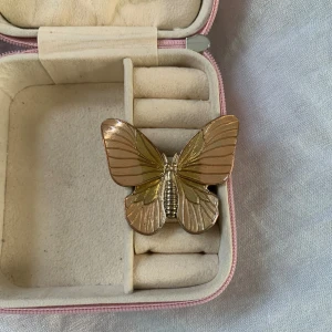 Skitsnygg fjärilsring - Jättefin fjärilsring som är köpt secondhand💕 Säljer pga att jag är en silverperson💕