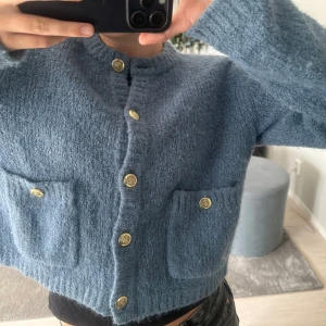 Jätte söt kofta från massimo dutti  - Säljer denna super fina kofta från massimo dutti. Köpte den i julas men den har inte kommit till användning. 