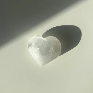 Kristall selenit hjärta - En fantastiskt fin kristall i selenit i form av ett hjärta med en oförklarbart vackert skimmer, Selenit ska skydda din aura💯 men även rena din omgivning för dåliga vibbar. Denna är inköpt för 159 och har inga defekter eller skador, därmed priset🎶💕🎀
