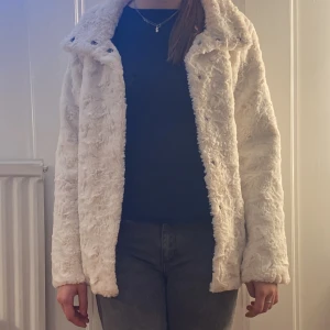 Fluffig jacka/kappa - Säljer min snygga jacka/kappa eftersom den inte längre används 💞 Perfekt till vår och höst. Skicket är bra! Skriv privat vid funderingar 