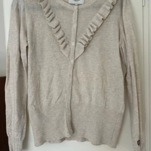 Kofta - Jätte söt kofta från bondelid endast använd enstaka gånger, står storlek M men passar bättre på xs/s.