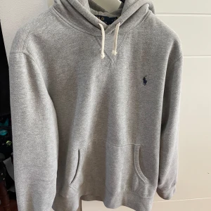 Ralph Lauren hoodie - Tja! Säljer denna Ralph Lauren hoodie i jättebra skick. Köpt för runt 2000 mitt pris 899