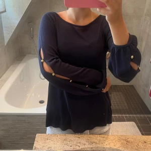 Tröja med coola detaljer - Så cool och unik tröja med ascoola detaljer med hål och knappar på armarna! Pris kan diskuteras!💕💕