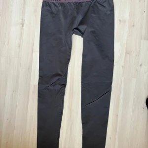 Gymshark tights - gråa gymshark tights med lila resor runt midjan. Normala i storlek och använda varsamt 