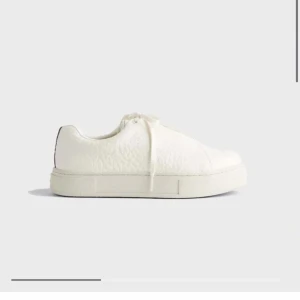Eytys sneakers - Hej säljer eytys doja suede sneakers tumbled white. De är helt oanvända och aldrig testade. Storlek 39. Kostar 2200 nya😙