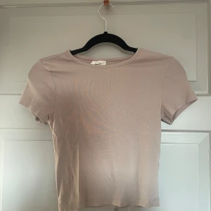 T-shirt - Beige tajt t-shirt från gina i storlek s! Väldigt bra skick då jag använder den 1 gång