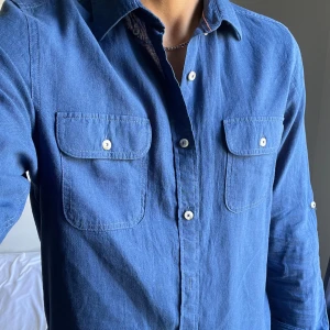 Dressman skjorta med fickor - Den är fräsch och passar med väldigt mycket. Den är i storleken M.