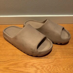 Yeezy slide bone - Yeezy slides i storlek 41, skulle säga att de passar mindre. Köpta på GOAT för några år sedan, skicket är där efter, 6.5/10. Nypris ca 2500kr