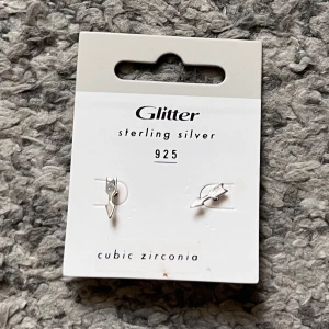 Pil örhängen  - Silverv örhängen från glitter, oanvända.