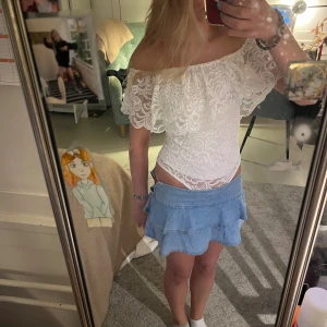 Vit spets body - Somrig body med spets volang som går över axlarna!💕 så fin och najs inför sommaren😝 säljer pga att den inte används:((