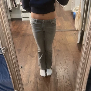  Skitsnygga jeans från Gina Tricot -  Jättesnygga jeans från Gina Tricot och är i storlek 158 och är bootcut. De är i hyfsat bra skick men de är lite slitna där nere vid skorna.