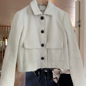 Vit höst jacka  - Vit höstjacka. Kort modell och lyxigt material. Använd fåtal gånger så i princip ny skick 