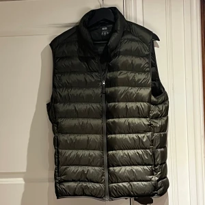 Uniqlo väst  - - mörkgrön uniqlo väst  - nyskick  - storlek L