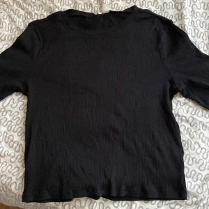 Långärmad svart H&M (divided) tröja - Har aldrig tagit på mig den, helt ny. Den är tajt med hals ca upp till nyckelbennen( collar bone) sök upp det på google ifall du inte vet vad det är. Skön och aldrig varit smutsig. Köpt direkt från H&M. Den är tunn, L personer kan ha den också.