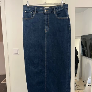 Långkjol - Långkjol från Gina, köpte storlek 42 för att kunna ha den lågmidjat. Strechig i materialet 🌸