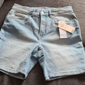 Jeansshorts  - Storlek 44. Oanvända 