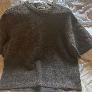 Stickad tröja - Super fin stickad tröja från Gina Tricot i storlek S, säljer då den va för lite, den är i nyskick, inte kommit till användning. pris kan diskuteras vid snabb affär 💕💕