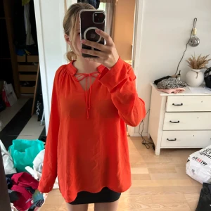  Michael kors  blus - Röd/orange Michael kors blus i storlek L, Knappt använd.