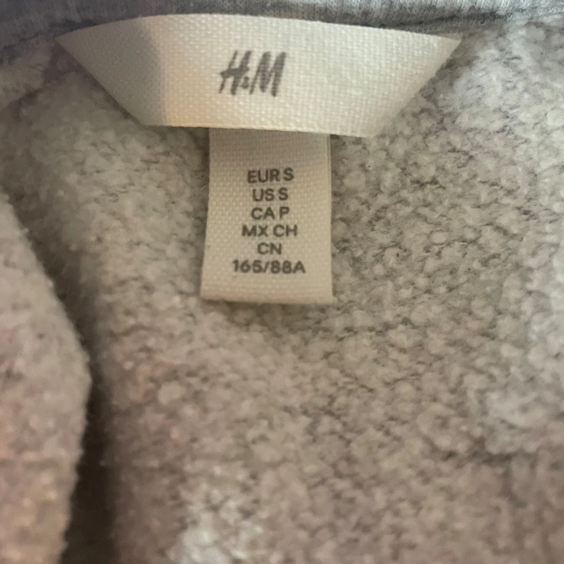 Grå tjocktröja  - 91