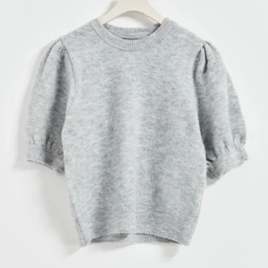 Stickad t-shirt, Gina tricot  - Grå stickad t-shirt från Gina tricot med puff ärmar Använd fåtal gånger , annars som ny 