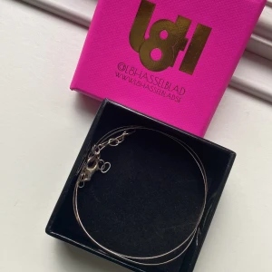 Platt länk - Platt länk halsband i silver från l8hasselblad! Jätte bra skick för den kom aldrig riktigt till användning, ny pris 500kr. Ett basic smycke som passar till allt!💕