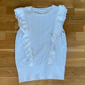 Blus - Krämvit blus från Lindex. Har inte använts mer än en gång då jag har växt ur den🤍