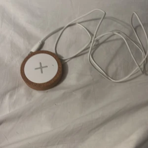Trådlös laddare  - Säljer en trådlös laddare från ikea . Använd en gång bara . Kostade 149kr på Ikea 