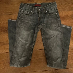 Gråa low rise Levis jeans  - Lågmidjade, gråa jeans från Levis från Spanien så gissar på att de ej säljs mer