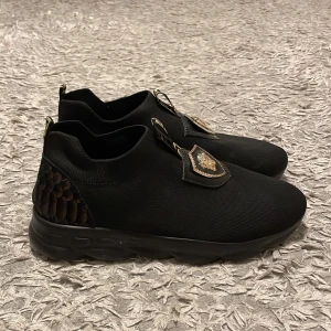 Versace skor  - Säljer min grymma Versace skor i fin skick, få jag inte har någon användning av dem längre, pris går att Diskutera