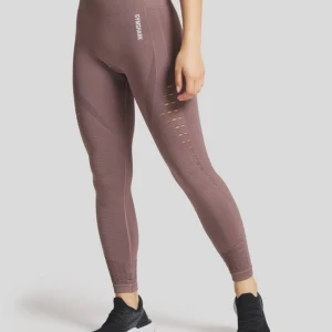 Gymshark tights  - Lila gymshark tights från kollektionen seamless energy. Slitage på texten (se bild) annars sparsamt använda. 
