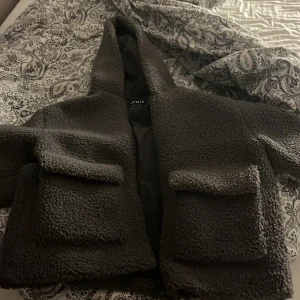 Zara jacka  - Säljer denna jacka då den inte kommer till användning ! Inga defekter och jätte fin till hösten 